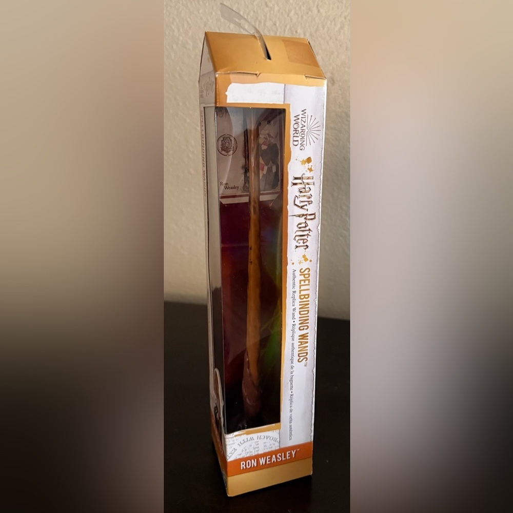 Harry Potter Ron Weasley Wand | Wizarding World Spellbinding Wand | Spin Master - Picture 2 of 5